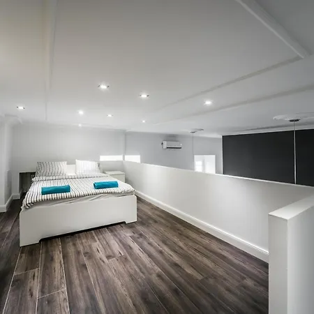 Kiraly 28-1 Entire Aircon Center Apartment